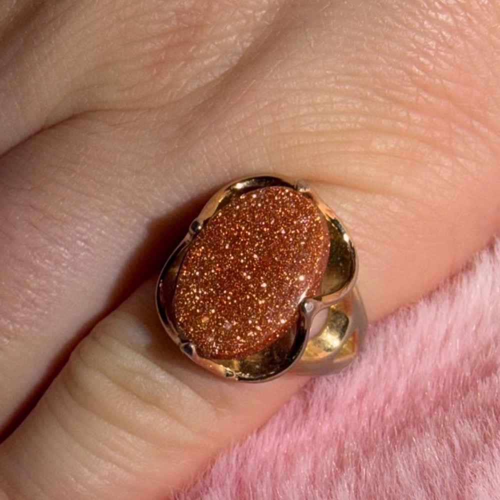 Vintage Style Goldstone Oval Statement Ring Gold Tone Heart Detail Sparkle Brown
